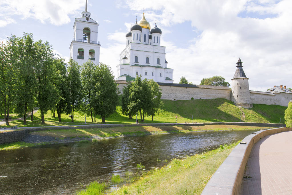 Kremlin in de stad van Pskov. - Foto, afbeelding