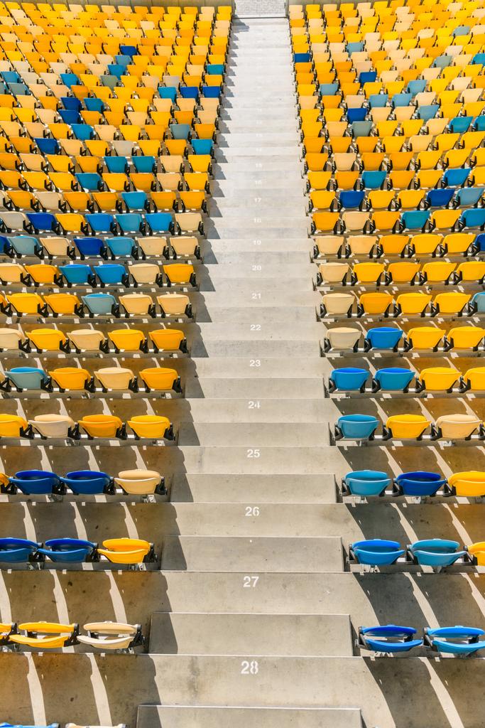 ряд сидячих мест на стадионе  - Фото, изображение