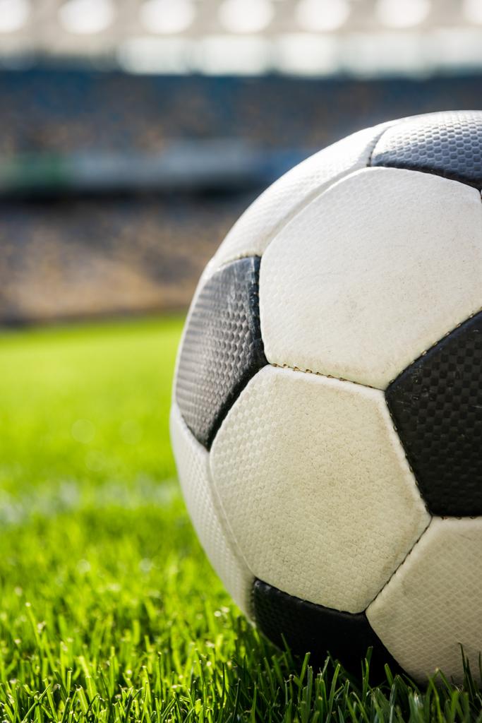 футбольный мяч на траве - Фото, изображение