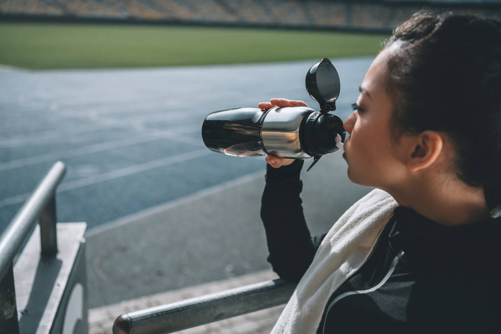 asiático sportswoman beber agua
  - Foto, Imagen