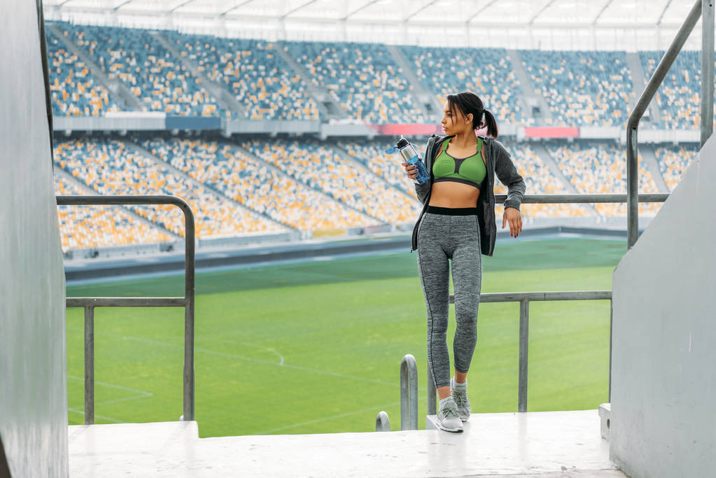 Sportlerin am Geländer am Stadion  - Foto, Bild