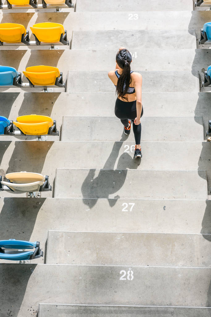 Sportvrouw uitgevoerd op de trappen van het stadion - Foto, afbeelding