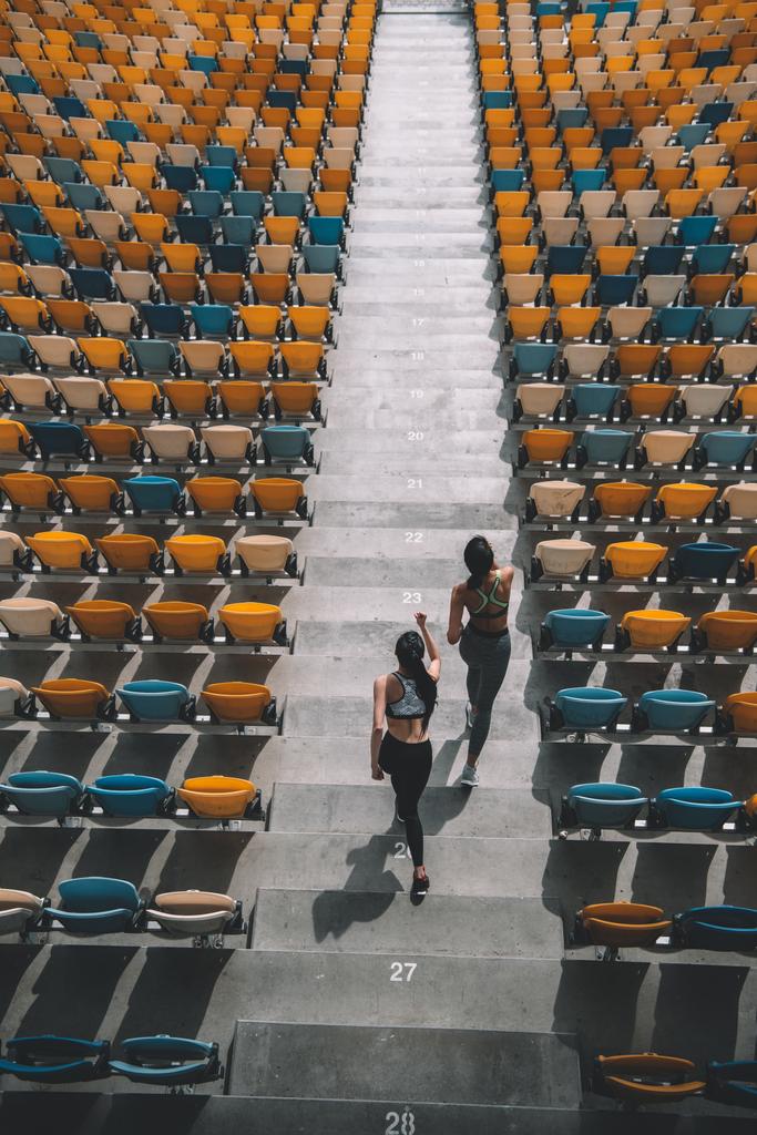 sportvrouwen uitgevoerd op de trappen van het stadion - Foto, afbeelding