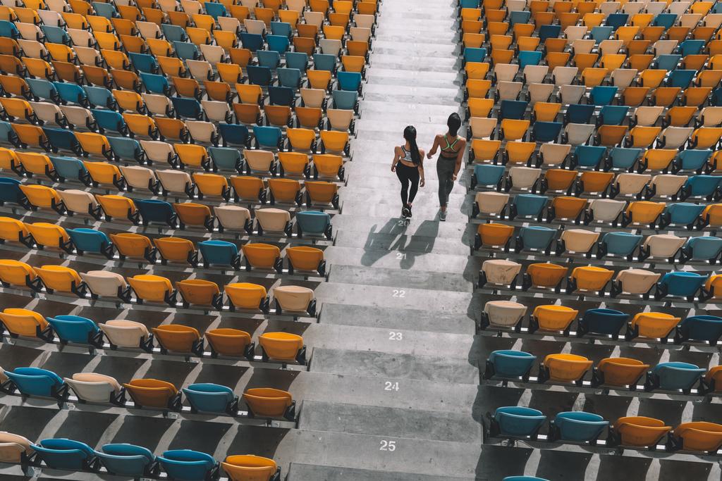 Sportlerinnen laufen auf Stadiontreppe - Foto, Bild