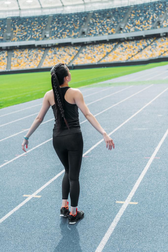 Спортсменка біжить на стадіоні
  - Фото, зображення