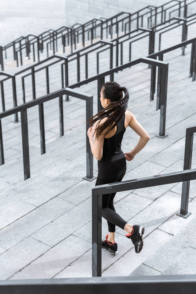 Sportswoman formation sur les escaliers du stade
  - Photo, image