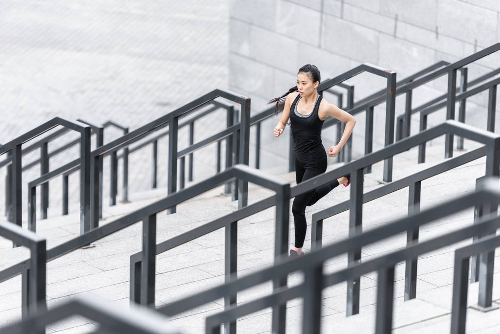 Sportvrouw training op de trappen van het stadion  - Foto, afbeelding