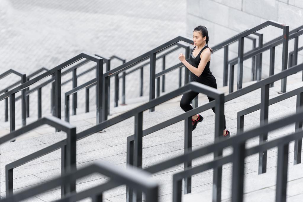 Treinamento de esportista em escadas de estádio
  - Foto, Imagem