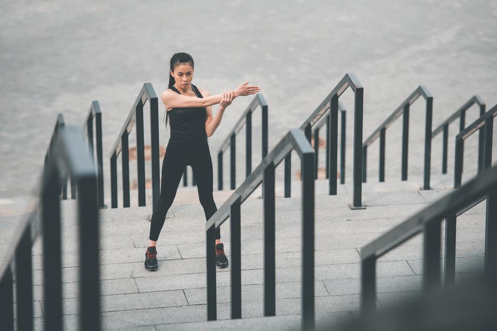 Sportovkyně školení na schodech stadionu  - Fotografie, Obrázek
