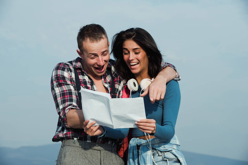 Счастливая девушка и красивый мужчина читает бумажные письма и улыбается
 - Фото, изображение