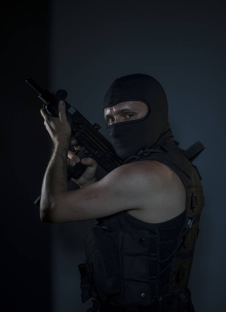 террорист в бронежилете и балаклаве
 - Фото, изображение