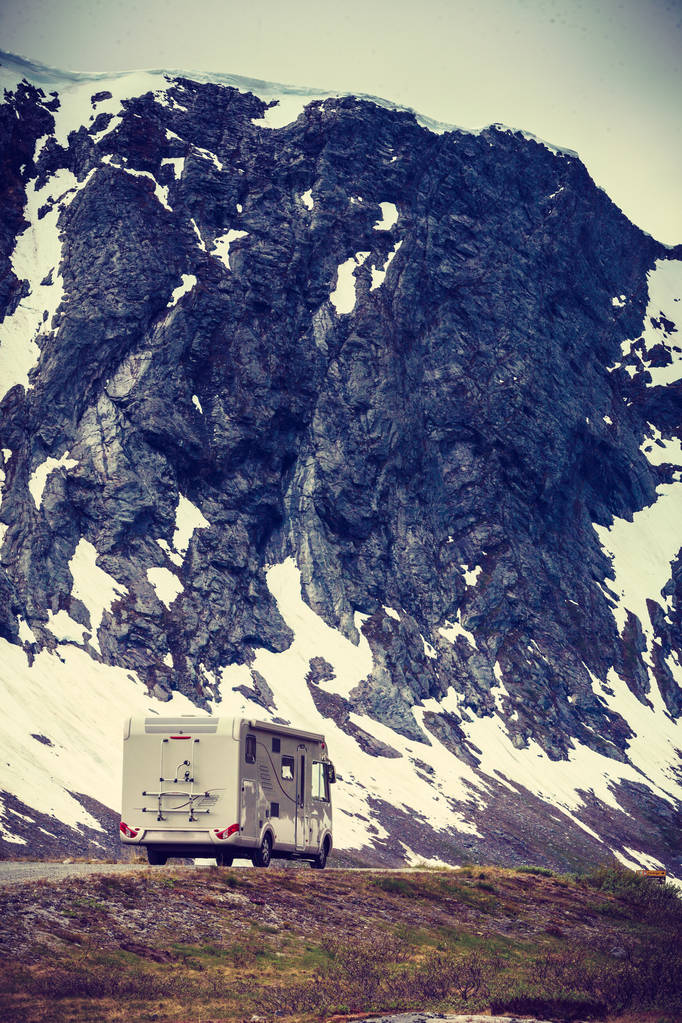 Camper coche en noruego montañas
 - Foto, Imagen