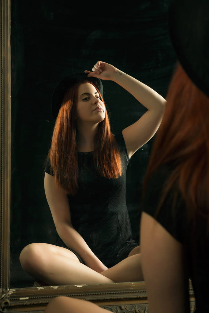κορίτσι στον καθρέφτη - Φωτογραφία, εικόνα