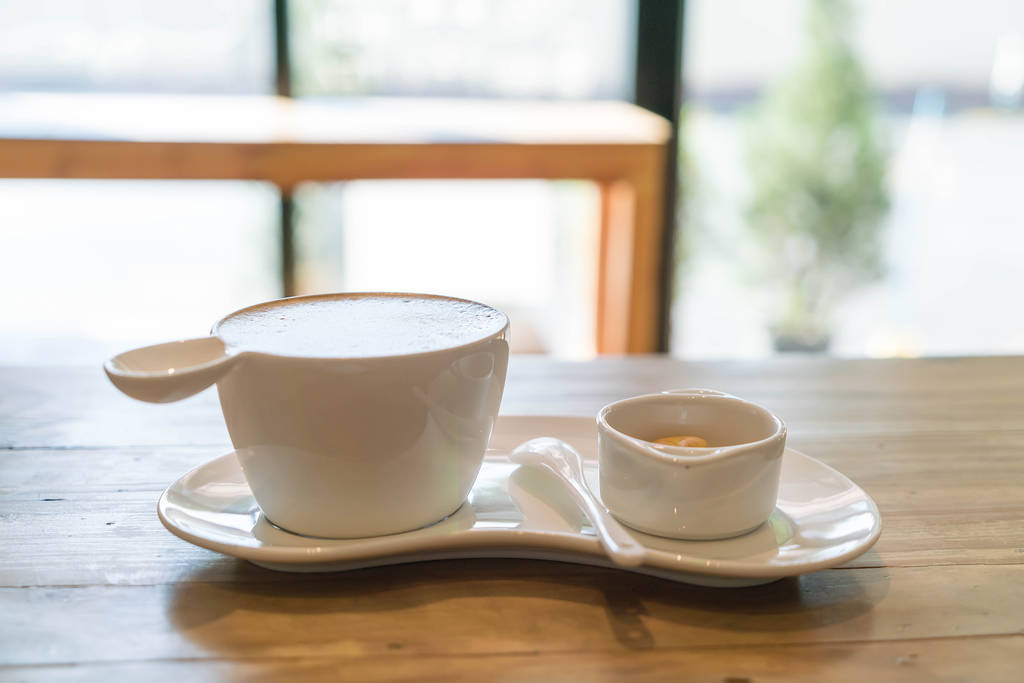 heißer Latte-Kaffee im Geschäft - Foto, Bild