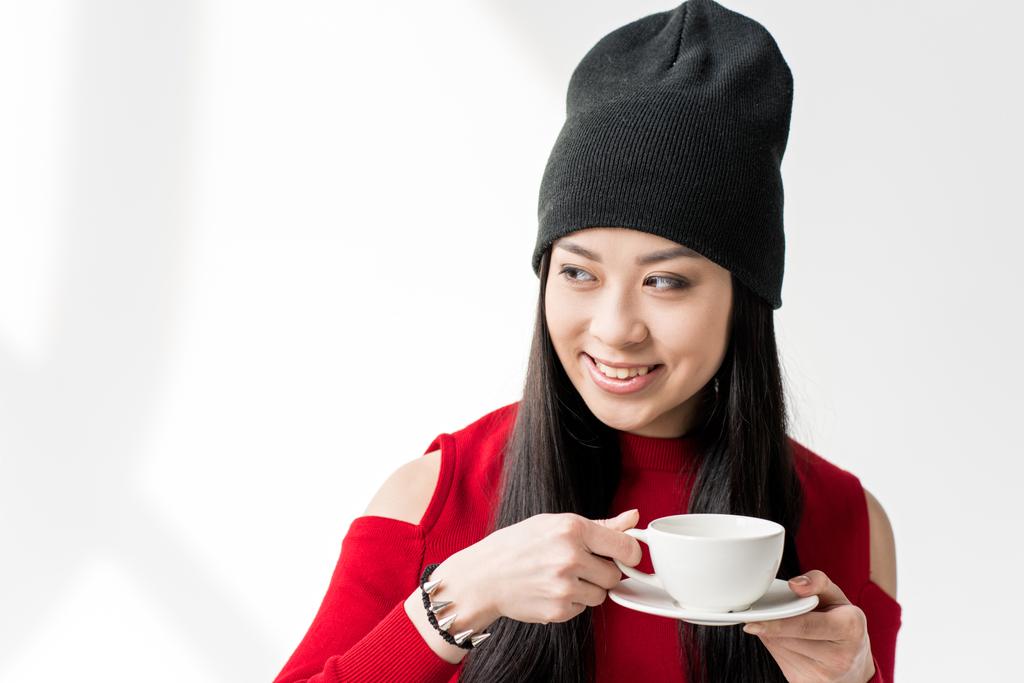 Aziatische vrouw met thee beker - Foto, afbeelding