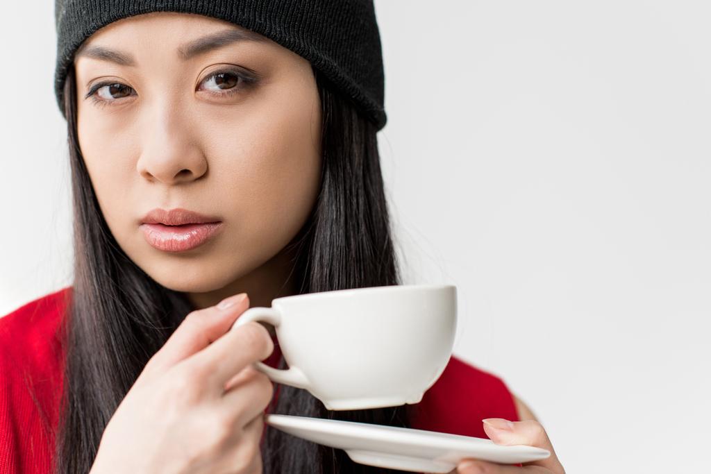 mujer asiática con taza de té
 - Foto, imagen