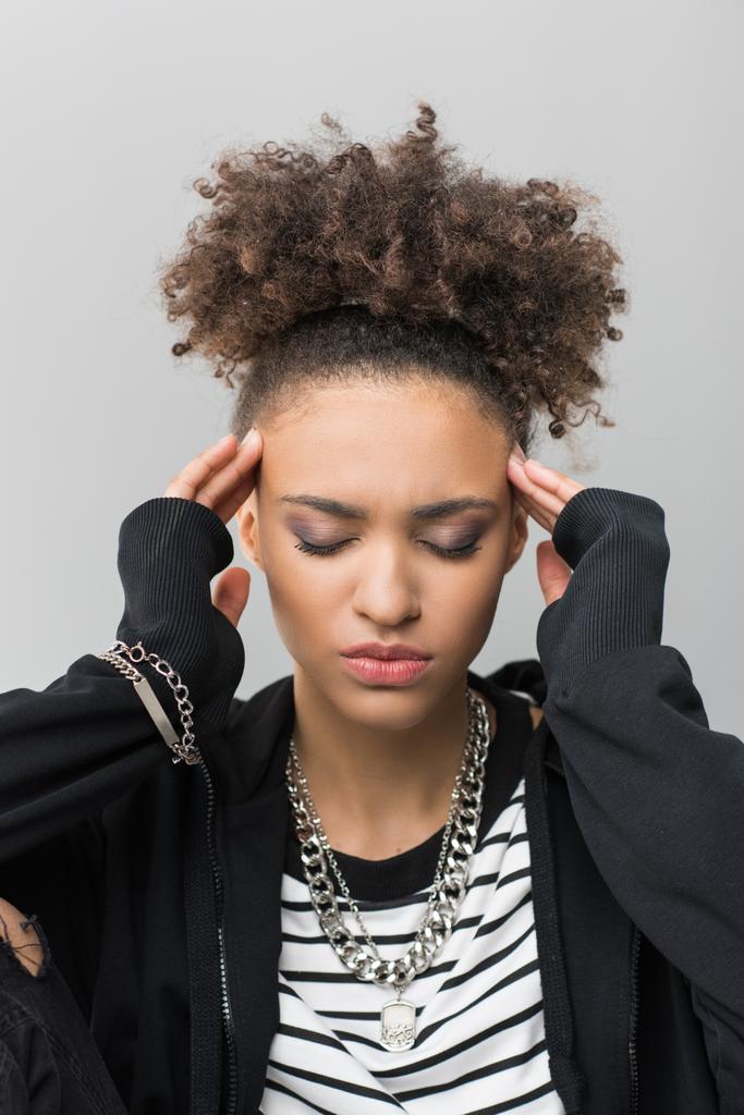 Chica afroamericana con dolor de cabeza
  - Foto, Imagen