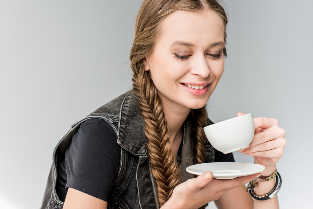 Atrakcyjna kobieta z filiżanką herbaty - Zdjęcie, obraz