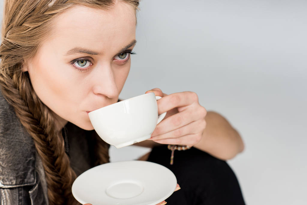 Mujer atractiva con taza de té
 - Foto, imagen