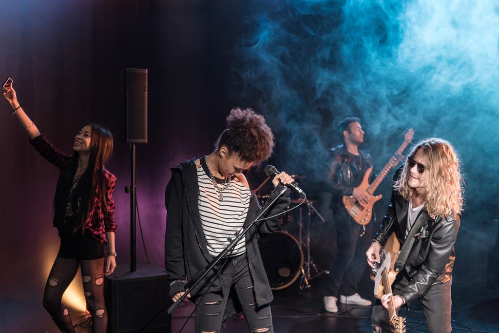 Rockband auf der Bühne   - Foto, Bild