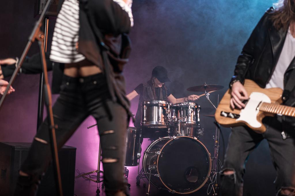 рок-группа на сцене  - Фото, изображение