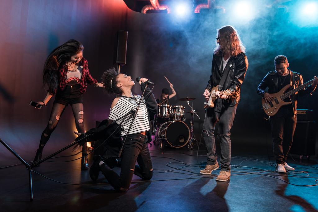 rocková kapela na pódiu  - Fotografie, Obrázek
