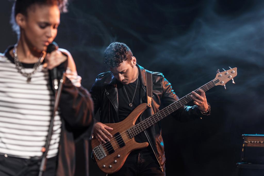 rock zenekar a színpadon - Fotó, kép