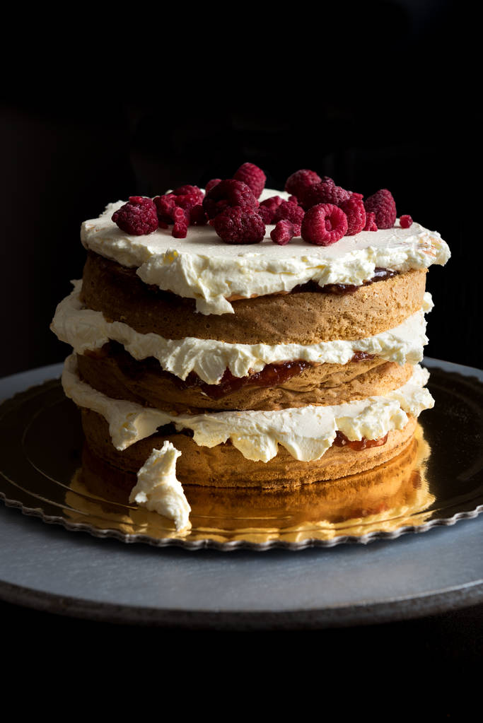 Vynikající vrstvený piškotový dort s polevou, krémem a malinami - Fotografie, Obrázek