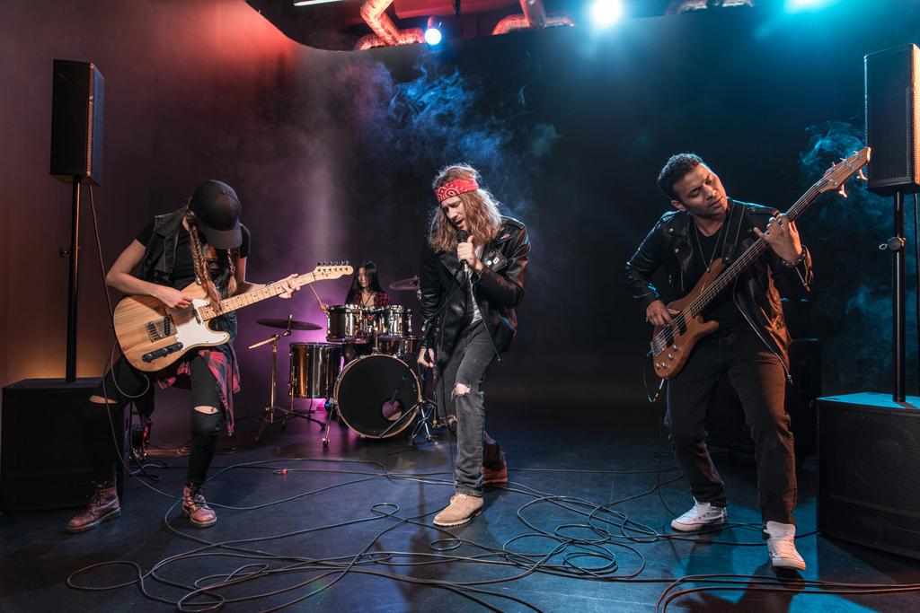 Рок-гурт на сцені
 - Фото, зображення