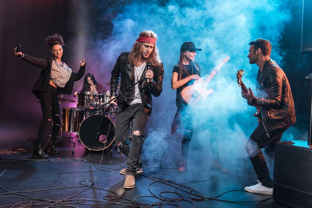 rock zenekar a színpadon - Fotó, kép