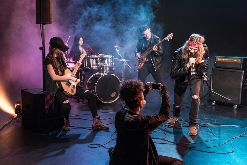 rockband op het podium - Foto, afbeelding