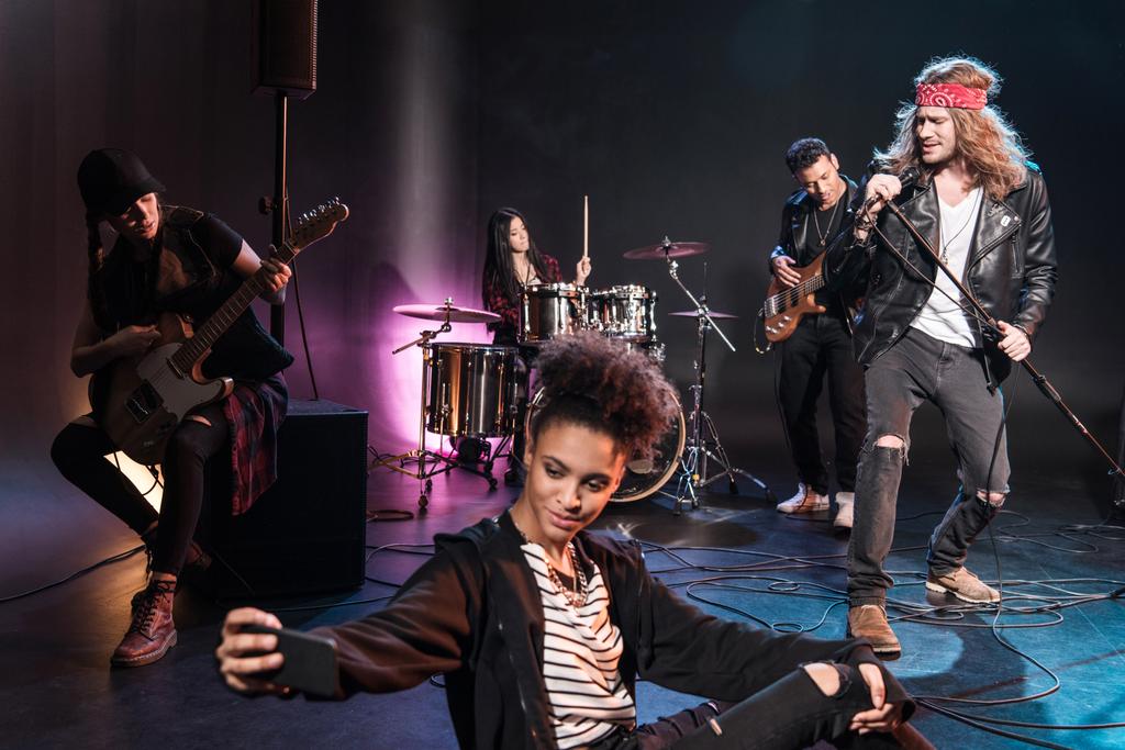 banda de rock en el escenario - Foto, Imagen