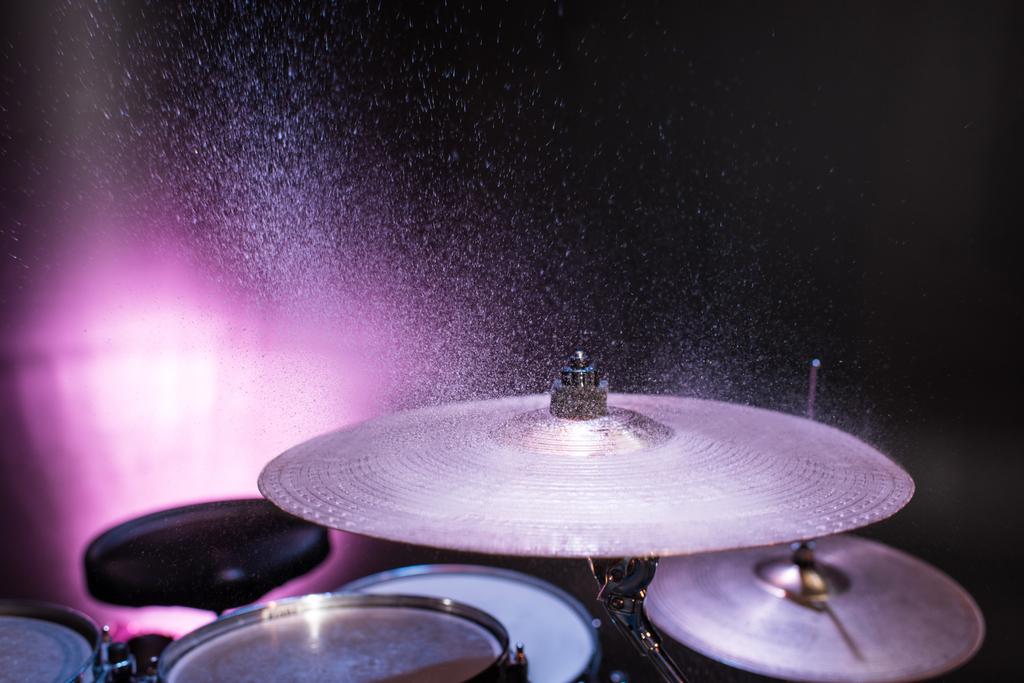 Drums instellen op het podium - Foto, afbeelding