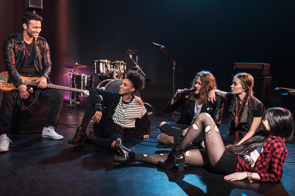 Banda de rock and roll en el escenario
 - Foto, Imagen