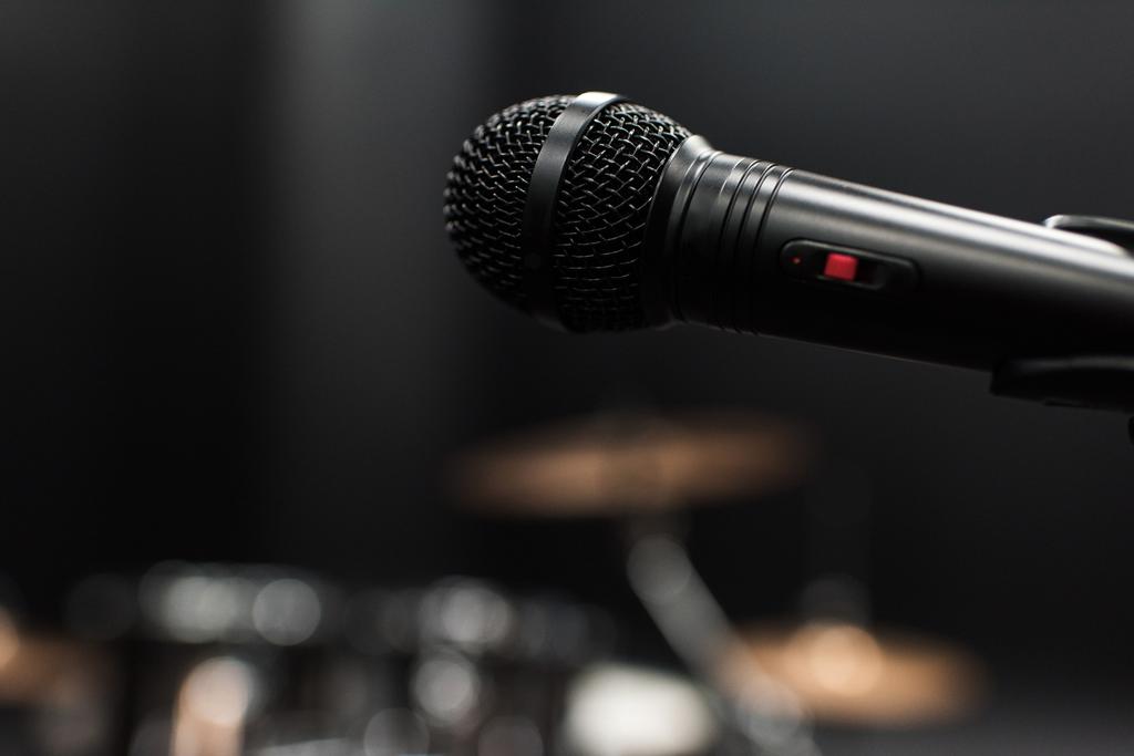Електричний мікрофон на сцені
 - Фото, зображення
