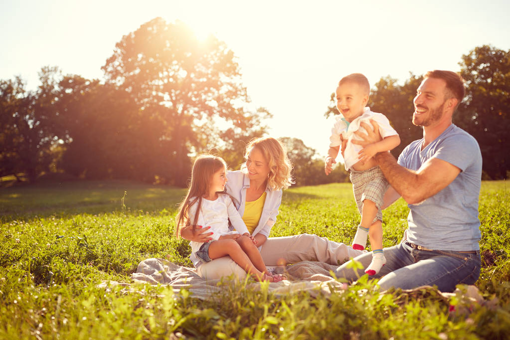junge Eltern mit Kindern beim Picknick - Foto, Bild
