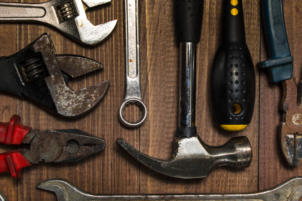 Ensemble d'outils à main sur une table en bois
 - Photo, image
