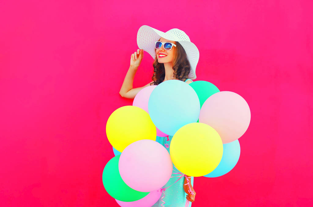 Szczęśliwa kobieta całkiem uśmiechający się moda z kolorowych balonów - Zdjęcie, obraz