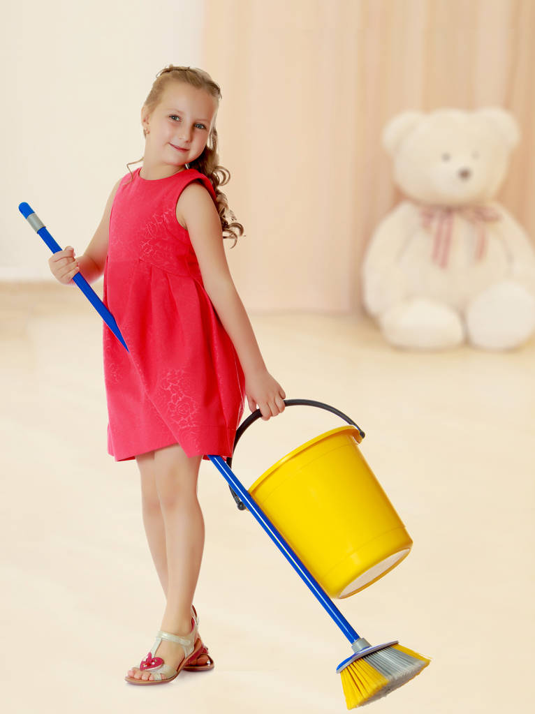 Holčička s kbelík a kartáček čistí dům. - Fotografie, Obrázek
