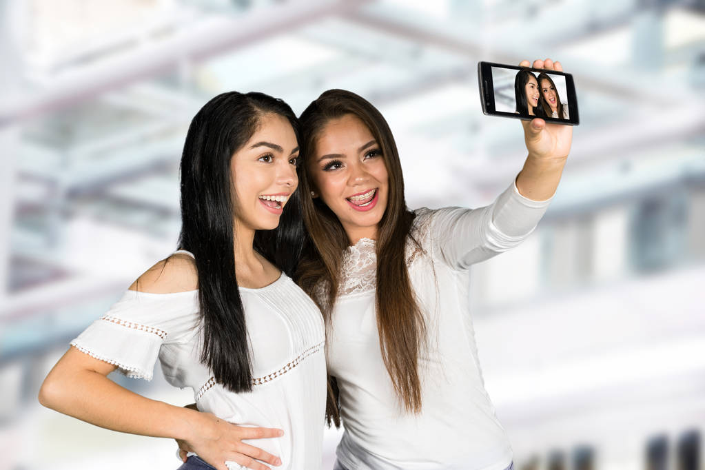 Amici che si fanno un selfie
 - Foto, immagini