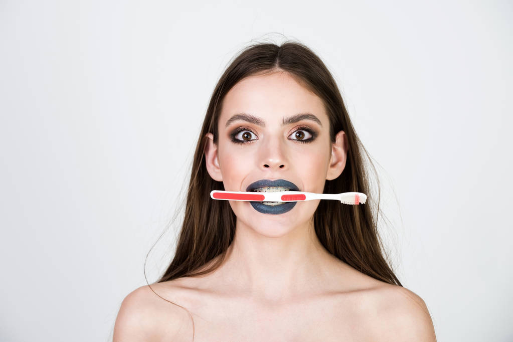 diş diş telleri ve fırça, ile kız moda makyaj vardır - Fotoğraf, Görsel