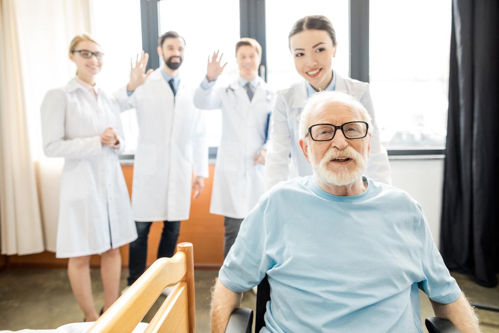 Medici e pazienti anziani
  - Foto, immagini