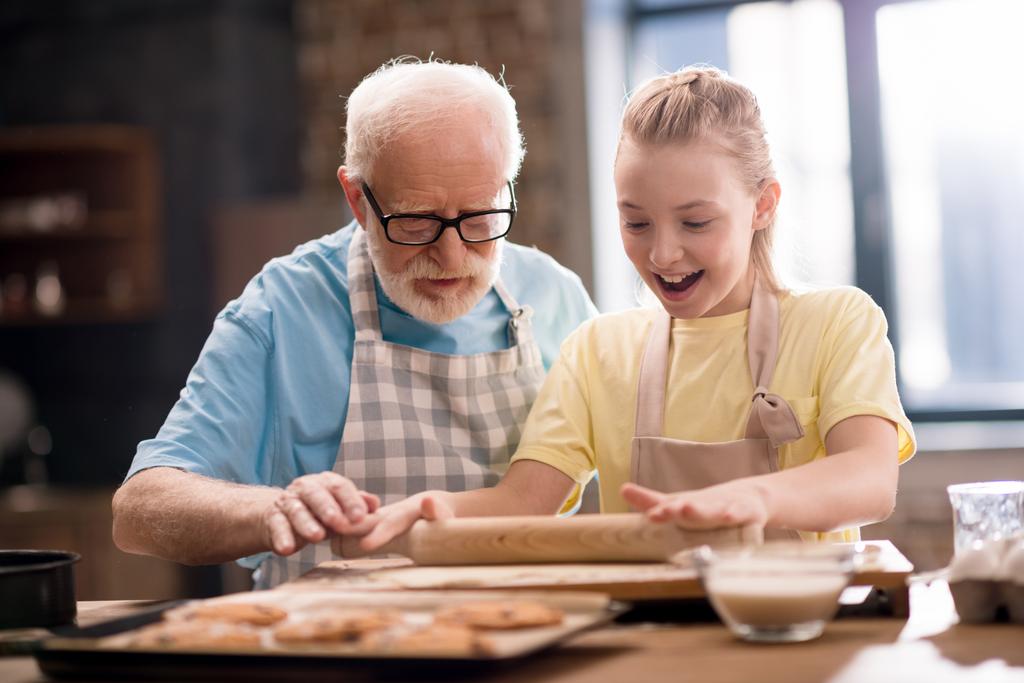 abuelo y nieta haciendo masa
 - Foto, Imagen