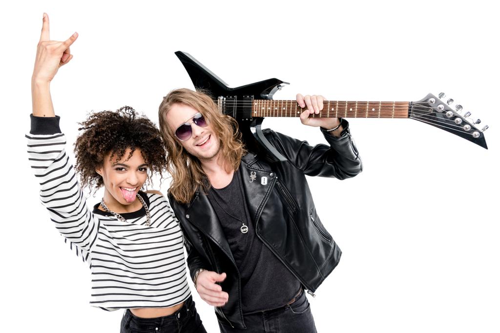Молодая пара с гитарой  - Фото, изображение