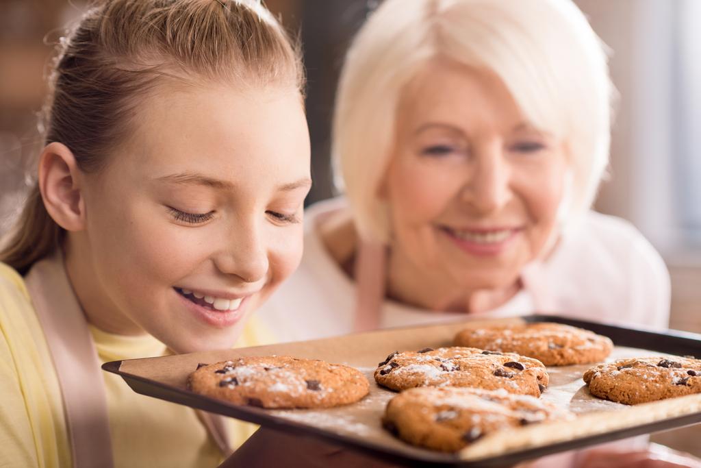 Babička a vnuk se soubory cookie  - Fotografie, Obrázek