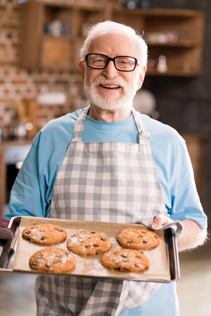 Uomo anziano con biscotti
  - Foto, immagini