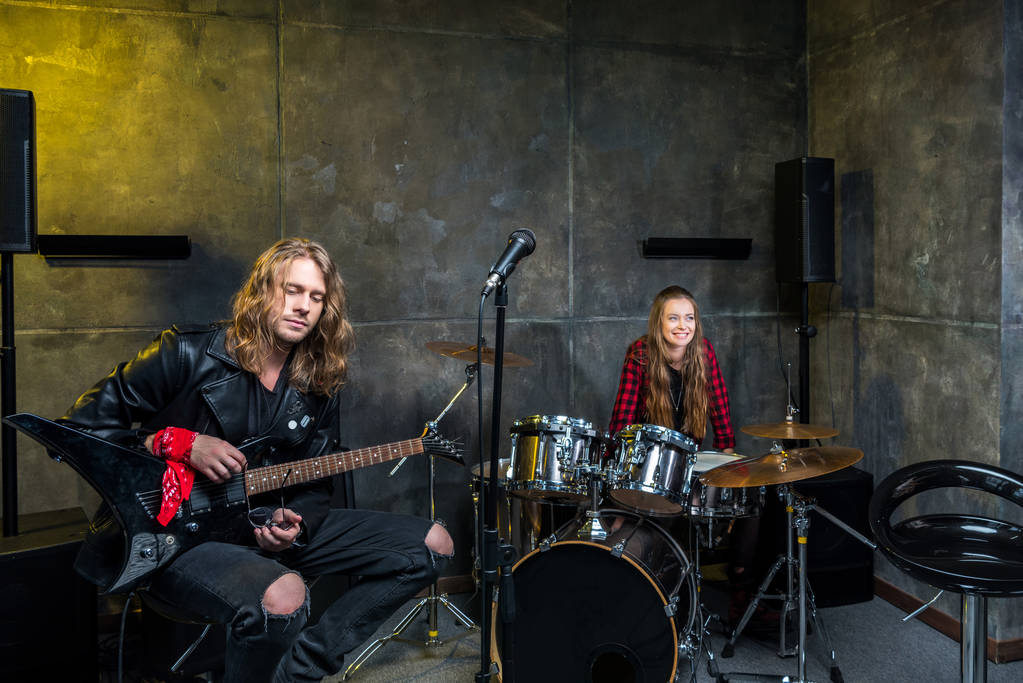 Rockband probt im Studio  - Foto, Bild