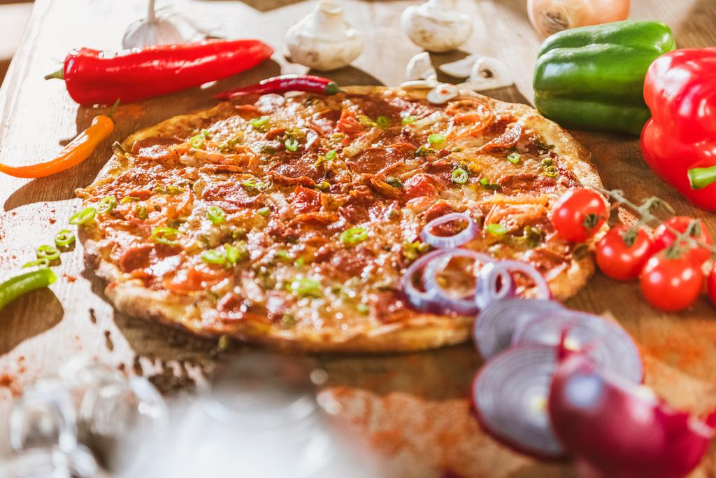 Pizza italiana com pepperoni
 - Foto, Imagem