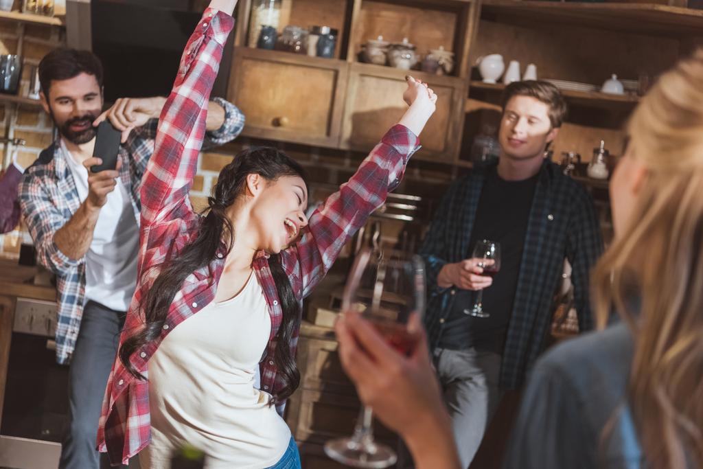 lidé, které baví doma večírek - Fotografie, Obrázek