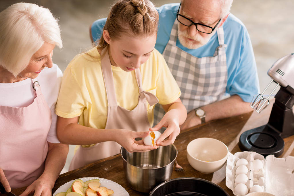 Rodina pečení jablečný koláč  - Fotografie, Obrázek